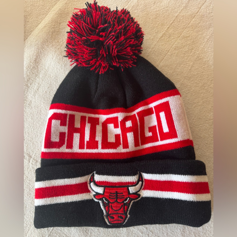 NWOT Chicago Bulls Winter Beanie Chook Hat Black, Red, Whitete Unisex Adult NBA